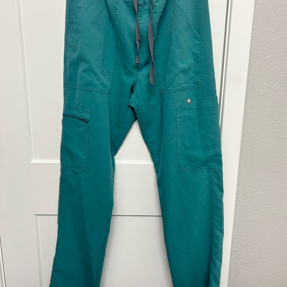 Figs Men's Cargo Scrub Pant